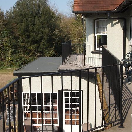 The Weir Hotel Walton-on-Thames Εξωτερικό φωτογραφία