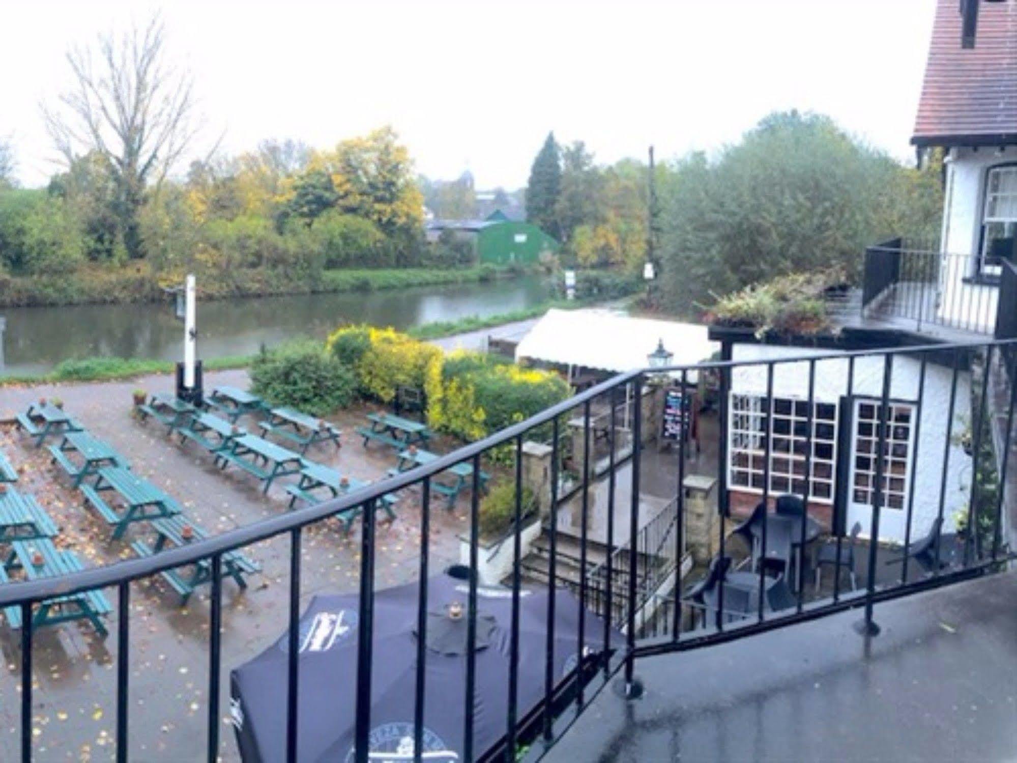 The Weir Hotel Walton-on-Thames Εξωτερικό φωτογραφία